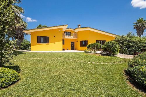 Taviano Villa Sleeps 10 With Pool And Air Con