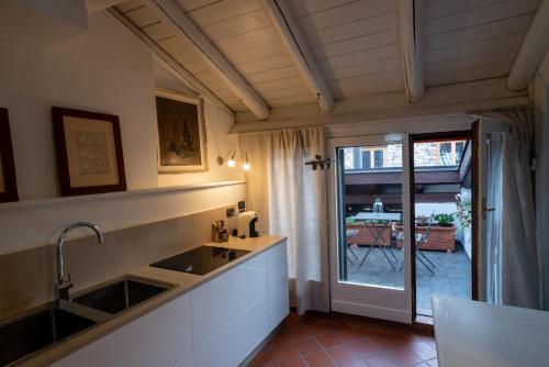 Apartamento S. Trinit� 18, Suites & Rooms