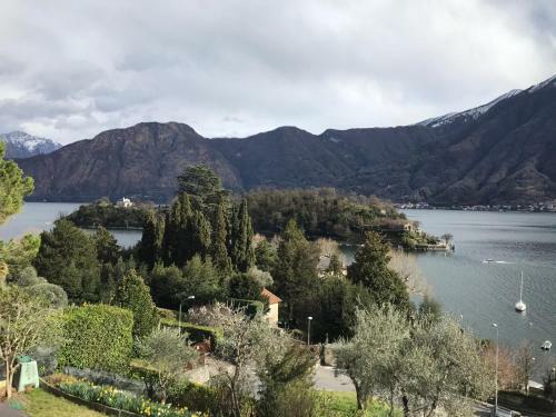 Big Apartment With Lake View And Three Bedrooms