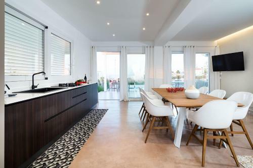 Reitani Villa Sleeps 6 Pool Air Con Wifi T782824
