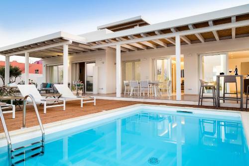 Reitani Villa Sleeps 6 Pool Air Con Wifi T782824