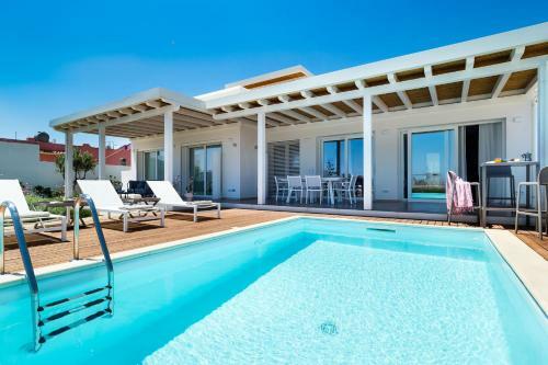 Reitani Villa Sleeps 6 Pool Air Con Wifi T782824