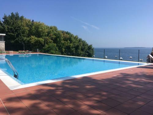 Splendid Apartment In Padenghe Sul Garda Bs With Garden
