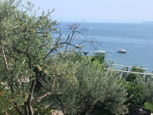 Splendid Apartment In Padenghe Sul Garda Bs With Garden