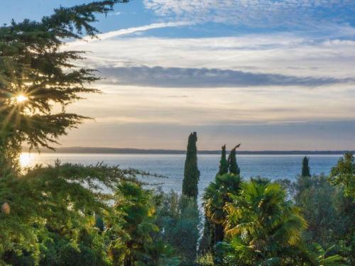 Splendid Apartment In Padenghe Sul Garda Bs With Garden