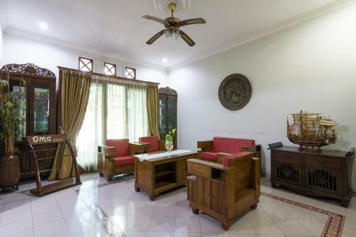 Hostal Roemah Oma Guesthouse