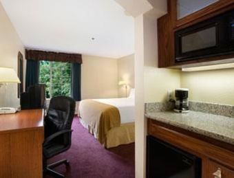 Holiday Inn Express Hotel & Suites
