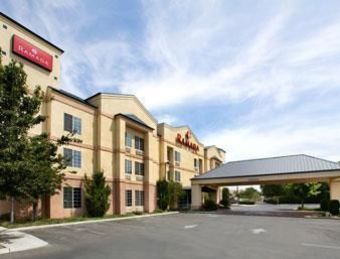 Holiday Inn Express Hotel & Suites
