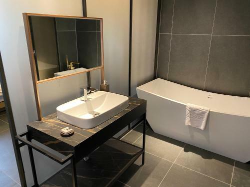 Luo Hotel