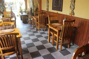 Hostal Gusti's Garden Bungalows