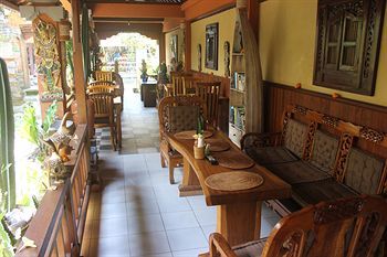 Hostal Gusti's Garden Bungalows