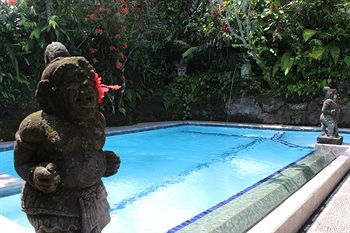 Hostal Gusti's Garden Bungalows