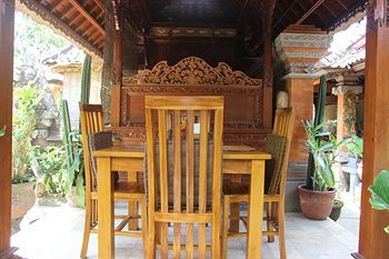 Hostal Gusti's Garden Bungalows