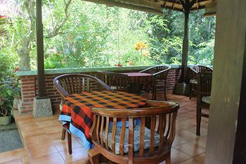 Hostal Gusti's Garden Bungalows