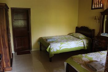 Hostal Gusti's Garden Bungalows