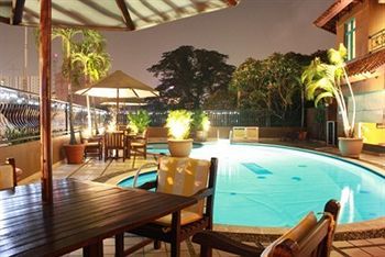 Hotel Travellers Suites Serviced Apartments