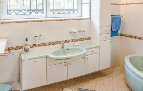 Seven-bedroom Holiday Home In Zanjic