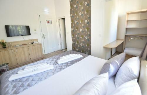 Villa Nina Hotel & Lounge Bar