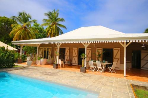 Villa Avec Piscine Au Cap Est (mqfr35)