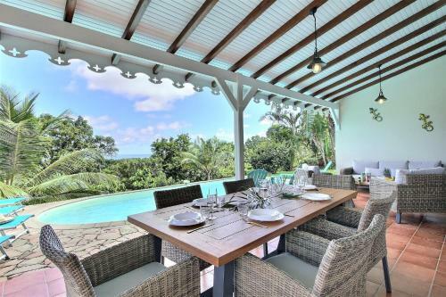Villa M�rit�e : 3 Ch, V�g�tation Luxuriante Et Grande Piscine