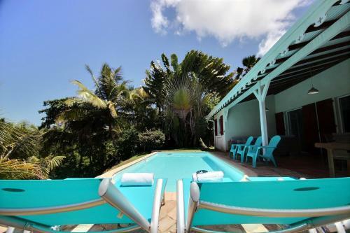 Villa M�rit�e : 3 Ch, V�g�tation Luxuriante Et Grande Piscine