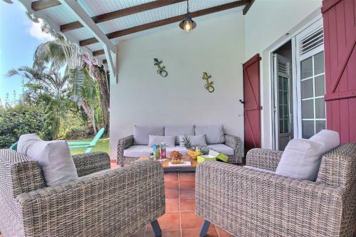 Villa M�rit�e : 3 Ch, V�g�tation Luxuriante Et Grande Piscine