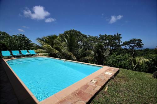 Villa M�rit�e : 3 Ch, V�g�tation Luxuriante Et Grande Piscine