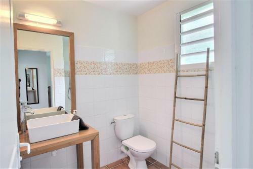 Villa M�rit�e : 3 Ch, V�g�tation Luxuriante Et Grande Piscine