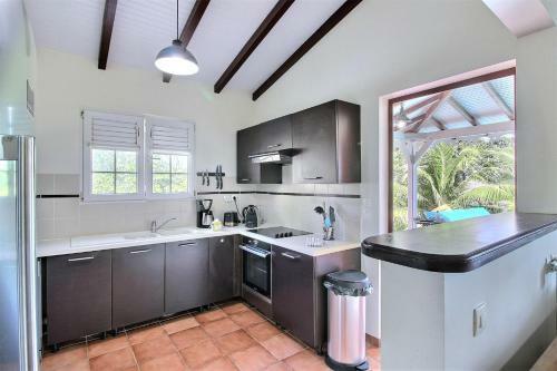 Villa M�rit�e : 3 Ch, V�g�tation Luxuriante Et Grande Piscine