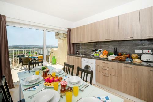 Summer Breeze Apartment With Panoramic Terrace - By Getawaysmalta