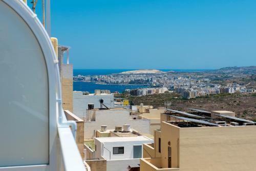 Summer Breeze Apartment With Panoramic Terrace - By Getawaysmalta