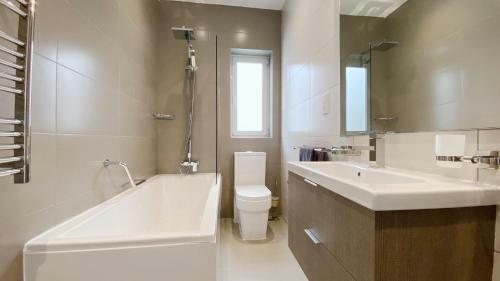 Quisisana Apartments - Cast Renting