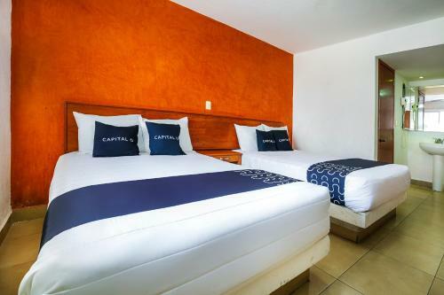 Hotel Capital O Continental II