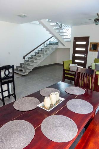 Hostal Townhome W Pool, Modern And Secure - Walk To Beach And Town