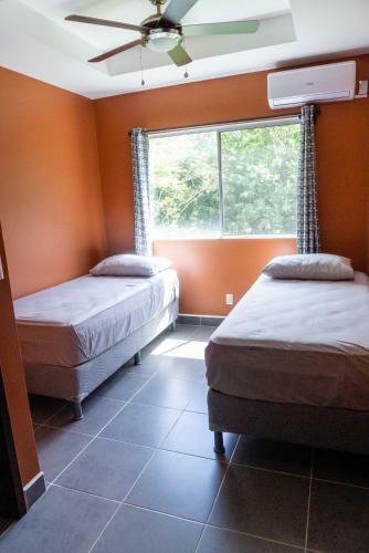 Hostal Townhome W Pool, Modern And Secure - Walk To Beach And Town
