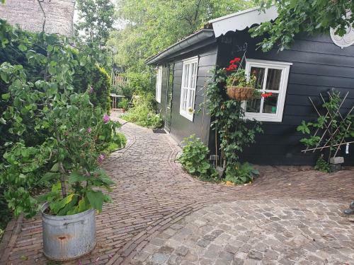 Cottage In Secluded Garden Near Centre Rotterdam