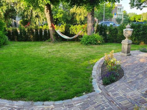Cottage In Secluded Garden Near Centre Rotterdam