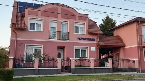 �lom Apartman