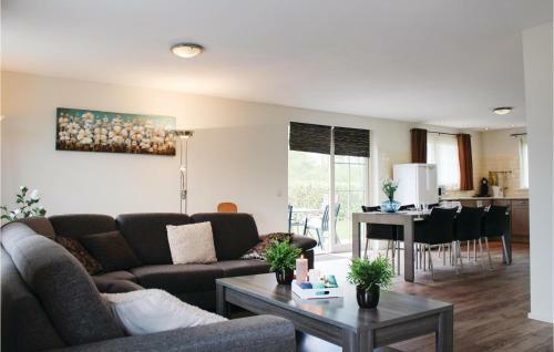 Three-bedroom Holiday Home In Tzummarum