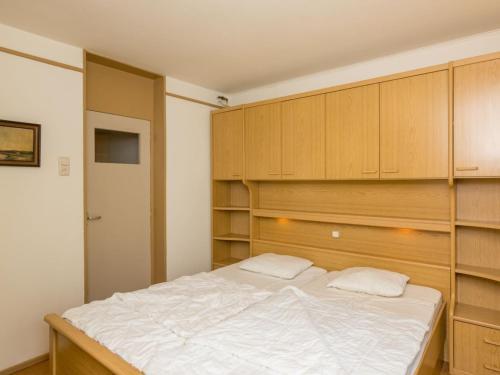 Beautiful Holiday Home In Flushing With Terrace