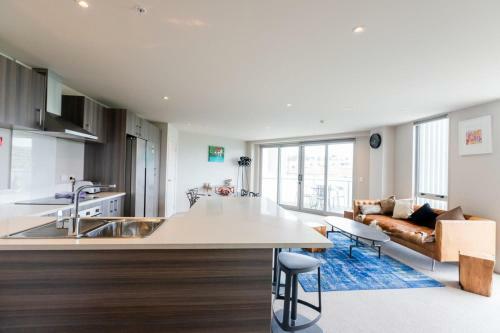 Large Four Bdr Apartment - Walk To Mallstadium