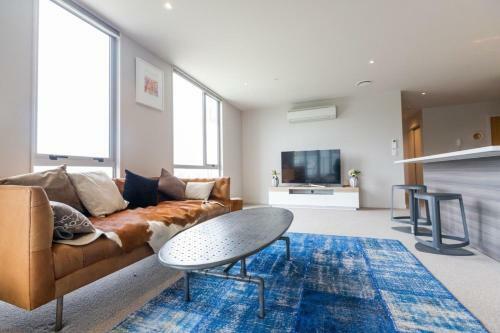 Large Four Bdr Apartment - Walk To Mallstadium
