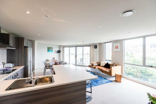 Large Four Bdr Apartment - Walk To Mallstadium