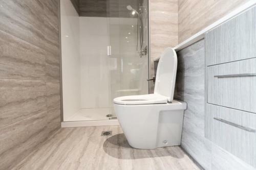 Large Four Bdr Apartment - Walk To Mallstadium