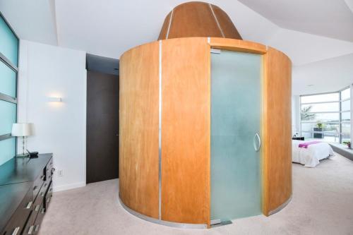 Designer Three Bedroom Home With Harbour Views