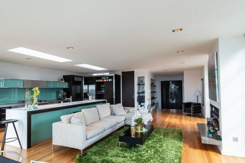 Designer Three Bedroom Home With Harbour Views