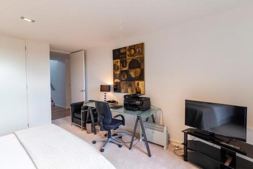 Designer Three Bedroom Home With Harbour Views