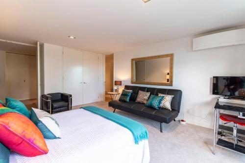 Designer Three Bedroom Home With Harbour Views