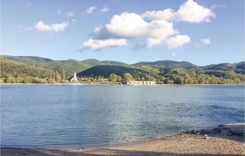 Holiday Home Kom�romi Utca-le�nyfal�