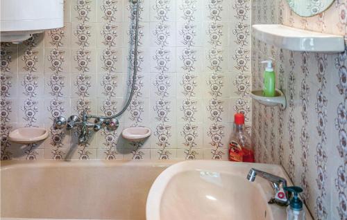 Holiday Home Kom�romi Utca-le�nyfal�